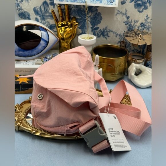 🆕 lululemon athletica 🧿 NWT Curved Crossbody Bag 3L, Light Pink - Picture 5 of 15